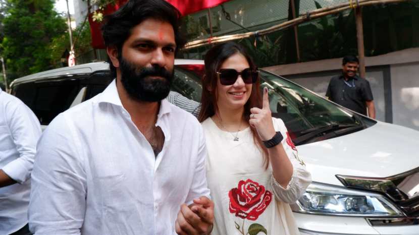 raj thackeray vote along with wife sharmila son amit thackeray daughter in law mitali daughter urvashi and mother kunda thackeray for maharashtra assembly elections 2024 dadar balmohan vidyamandir