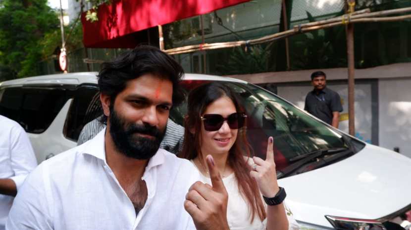 raj thackeray vote along with wife sharmila son amit thackeray daughter in law mitali daughter urvashi and mother kunda thackeray for maharashtra assembly elections 2024 dadar balmohan vidyamandir