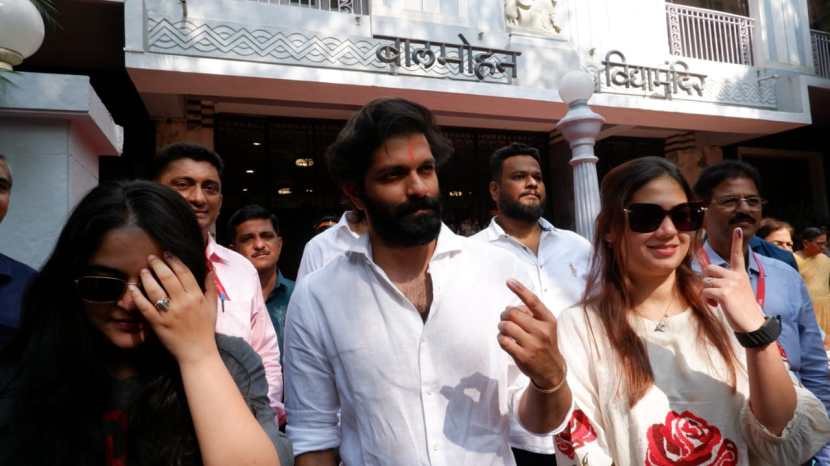 raj thackeray vote along with wife sharmila son amit thackeray daughter in law mitali daughter urvashi and mother kunda thackeray for maharashtra assembly elections 2024 dadar balmohan vidyamandir