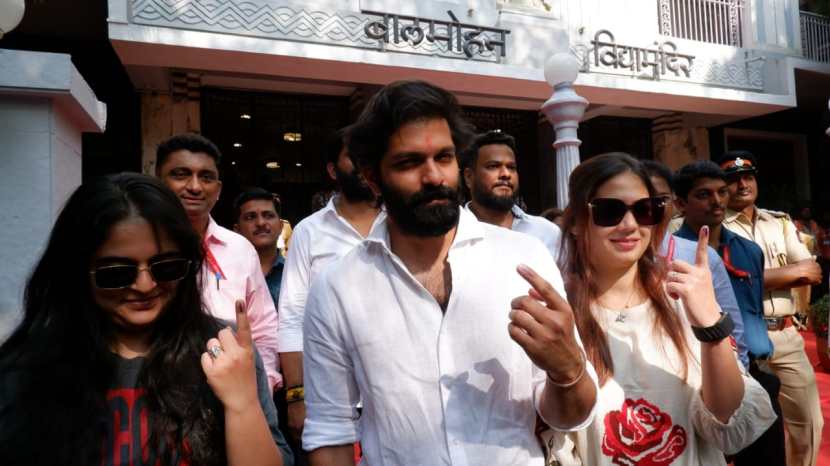 raj thackeray vote along with wife sharmila son amit thackeray daughter in law mitali daughter urvashi and mother kunda thackeray for maharashtra assembly elections 2024 dadar balmohan vidyamandir