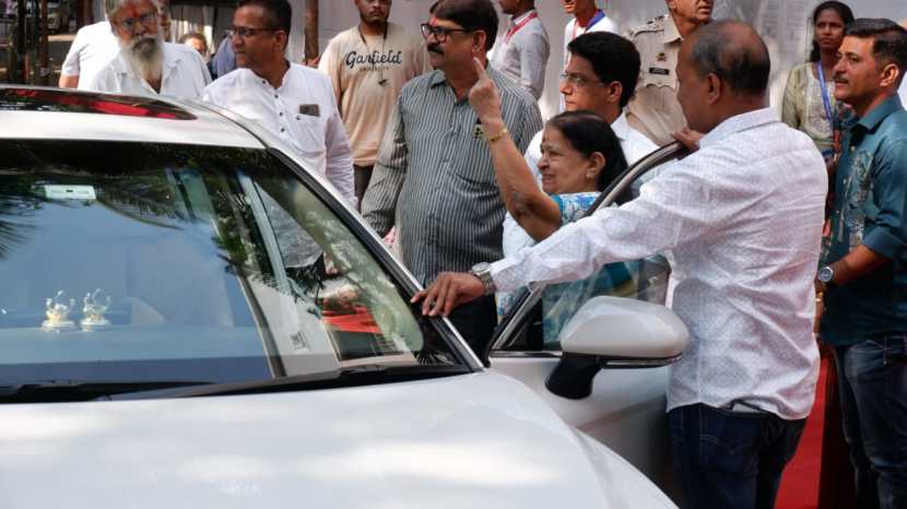 raj thackeray vote along with wife sharmila son amit thackeray daughter in law mitali daughter urvashi and mother kunda thackeray for maharashtra assembly elections 2024 dadar balmohan vidyamandir