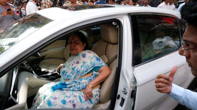 raj thackeray vote along with wife sharmila son amit thackeray daughter in law mitali daughter urvashi and mother kunda thackeray for maharashtra assembly elections 2024 dadar balmohan vidyamandir