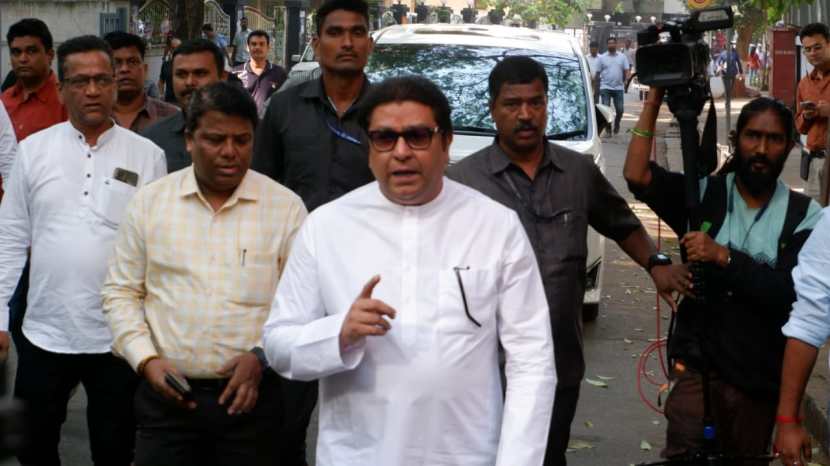 raj thackeray vote along with wife sharmila son amit thackeray daughter in law mitali daughter urvashi and mother kunda thackeray for maharashtra assembly elections 2024 dadar balmohan vidyamandir