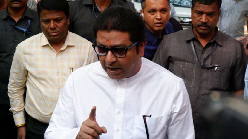 raj thackeray vote along with wife sharmila son amit thackeray daughter in law mitali daughter urvashi and mother kunda thackeray for maharashtra assembly elections 2024 dadar balmohan vidyamandir