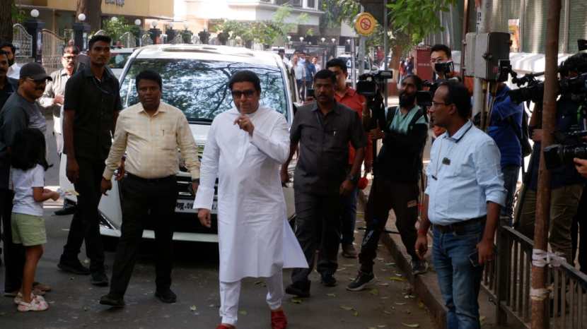 raj thackeray vote along with wife sharmila son amit thackeray daughter in law mitali daughter urvashi and mother kunda thackeray for maharashtra assembly elections 2024 dadar balmohan vidyamandir