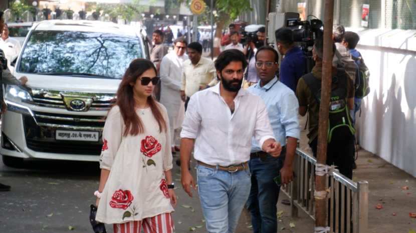 raj thackeray vote along with wife sharmila son amit thackeray daughter in law mitali daughter urvashi and mother kunda thackeray for maharashtra assembly elections 2024 dadar balmohan vidyamandir