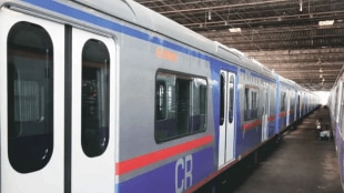 Passengers stuck in air-conditioned local at Dadar station due to guard forgets to open door mumbai