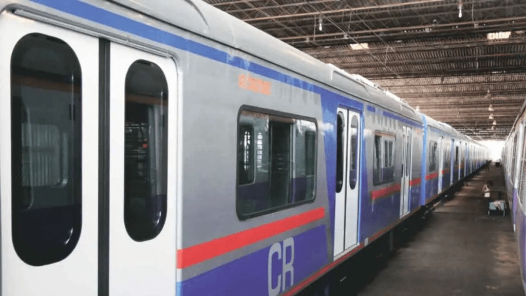 Passengers stuck in air-conditioned local at Dadar station due to guard forgets to open door mumbai