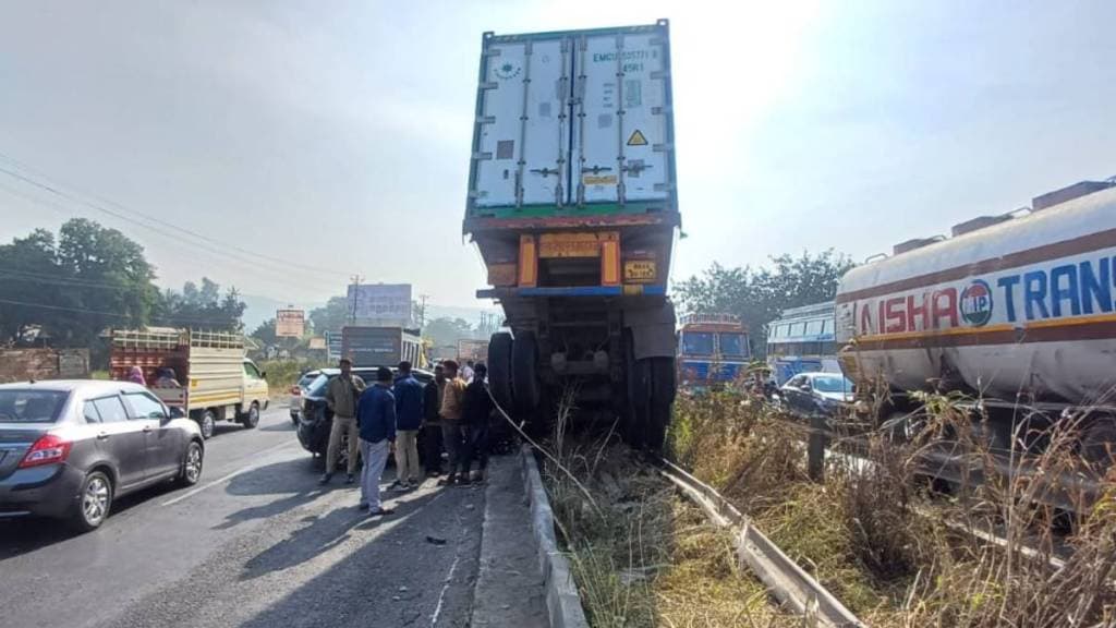 Four of a family injured in road accident on pune satara highway