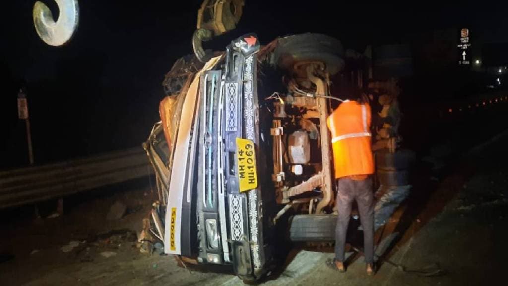 11 injured as bus falls into 20 feet deep pit on Mumbai Pune expressway accident case