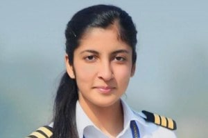 pilot girl suicide marathi news