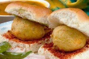 pune vada pav crime news