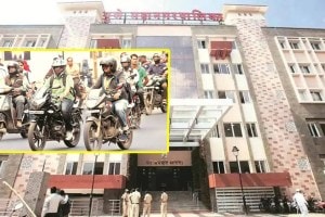 pune officers without helmet no entry