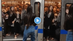 Metro fight between two women abuses each other in delhi metro viral video on social media