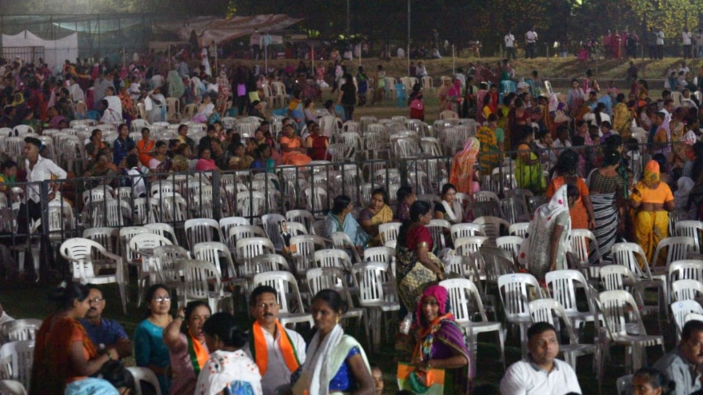 During the speech of Devendra Fadnavis the chairs started emptying nashik news