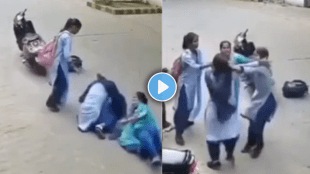 Girl Students fighting on the road terrifying video went viral on social media