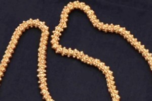 two unidentified men robbed gold chain from woman