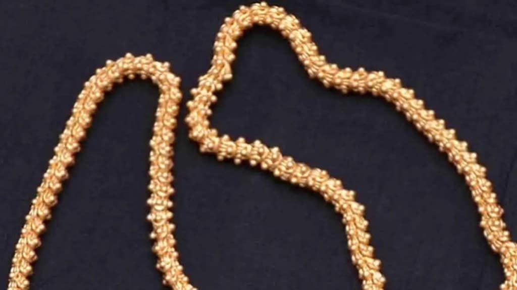 two unidentified men robbed gold chain from woman