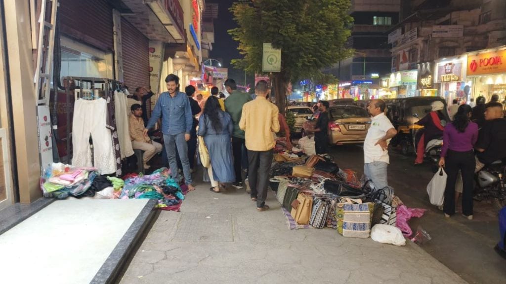 hawker market on sidewalks outside Thane Railway Station