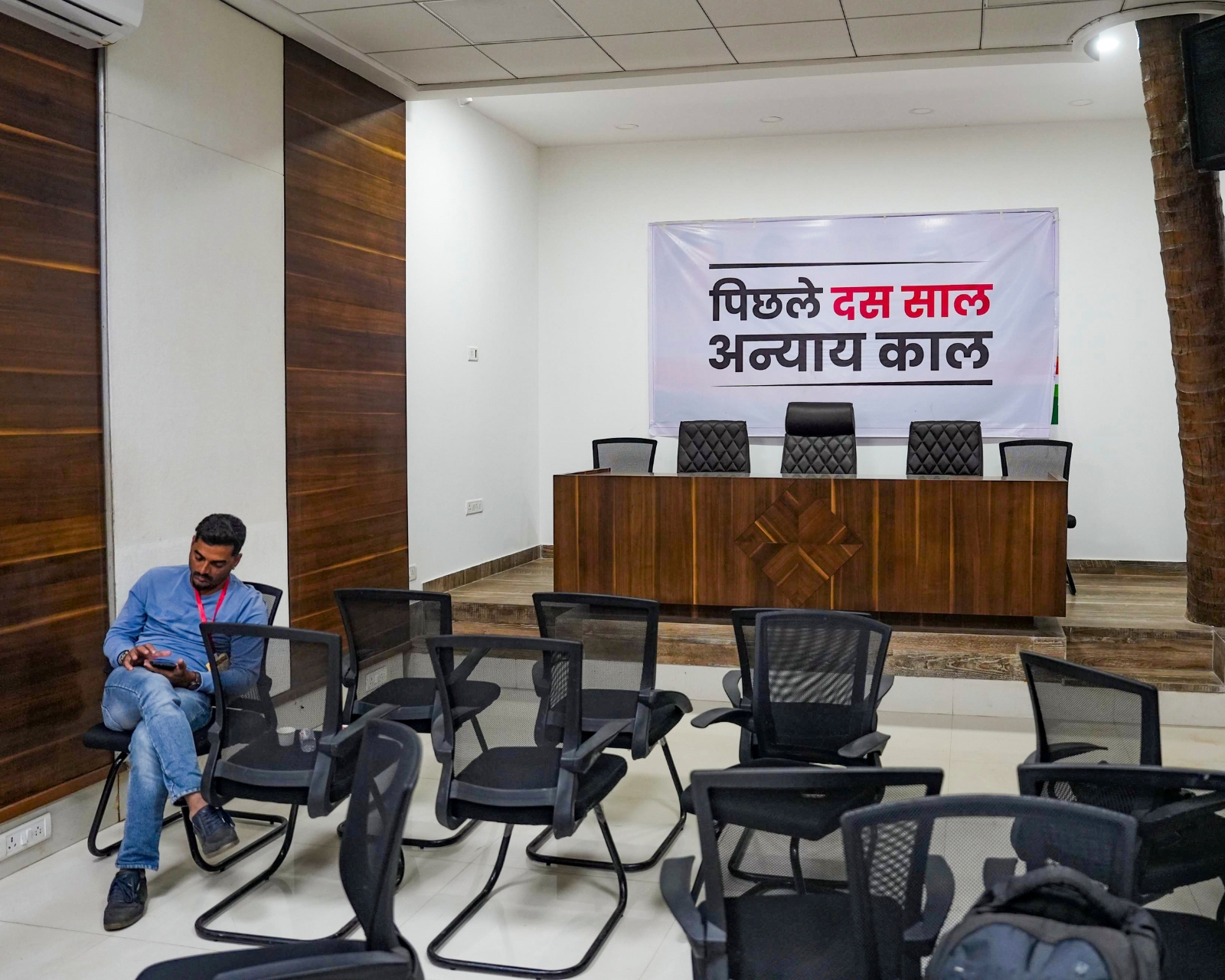 The Congress party office 'Tilak Bhavan' wears a deserted look as early trends show the Maha Vikas Aghadi (MVA) alliance's loss in the Maharashtra Assembly elections in Mumbai. (Photo credit: PTI)