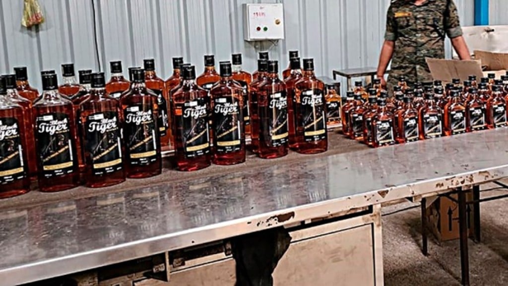 excise department registered 226 cases of illegal liquor traffic in suburbs