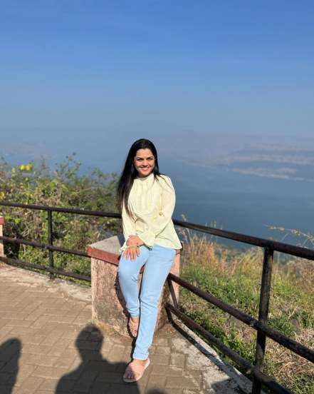 aarya ambekar visited Sajjangad fort 