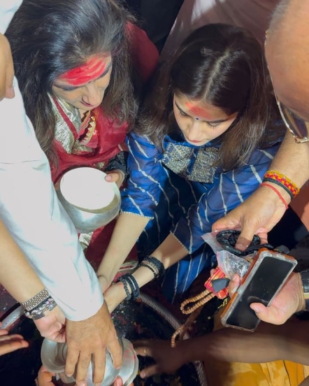 Bollywood Actres Raveena Tandon Visited Baidyanath Temple With Daughter Rasha