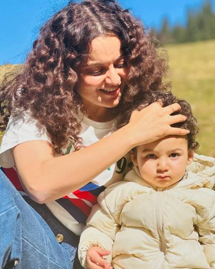 Kangana Ranaut Photo With Family