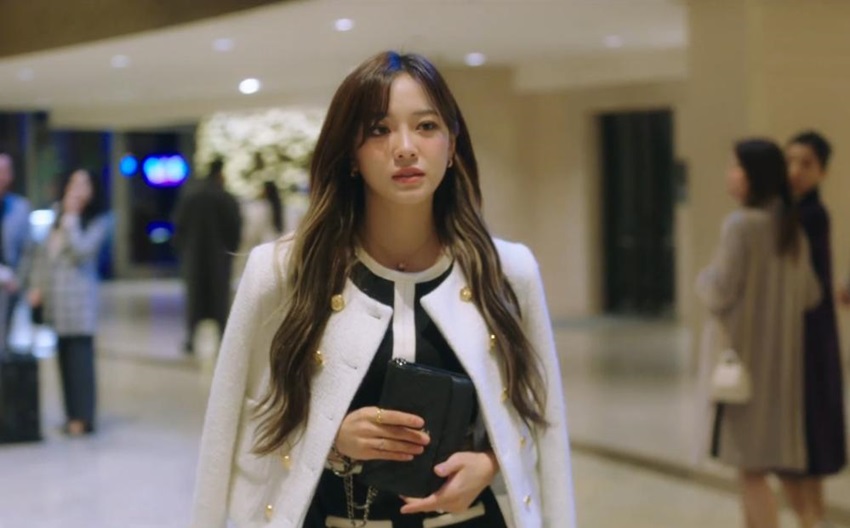 Kim Sejeong as Shin Ha-ri in Business Proposal