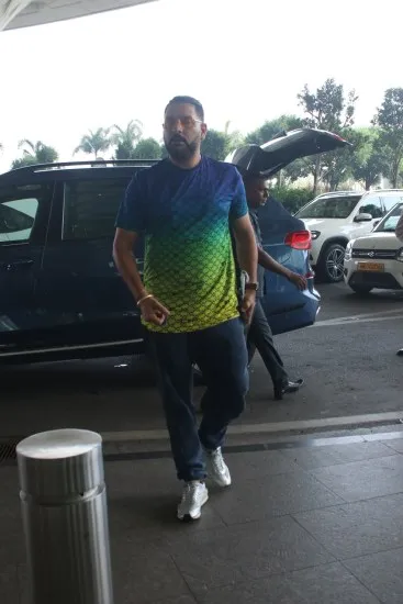 Yuvraj Singh spotted at Mumbai airport