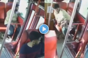 Terrible accident of man put his hand out of the window and it hit the pillar video viral