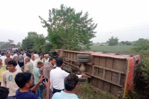 Three passengers seriously injured after bus overturns in Nandurbar district nashik news