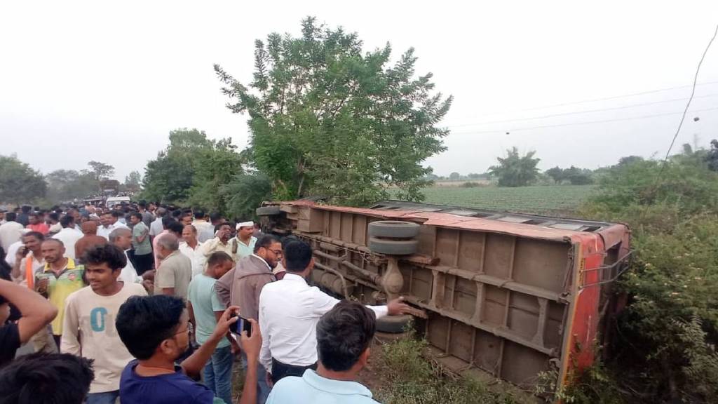 Three passengers seriously injured after bus overturns in Nandurbar district nashik news