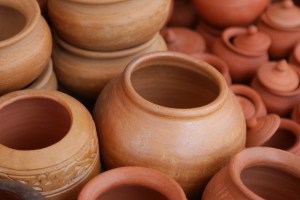 case registered against who sold clay pots by blocking road in kalyan