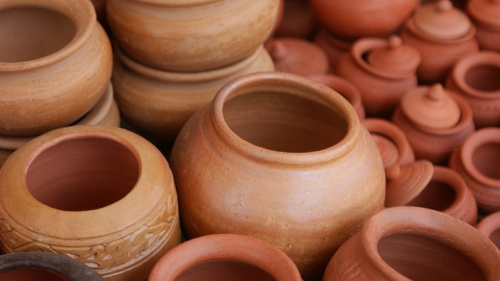 case registered against who sold clay pots by blocking road in kalyan