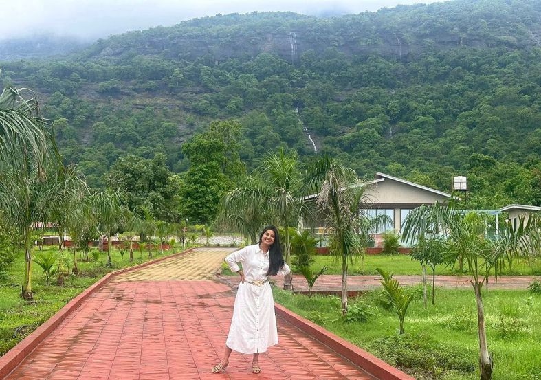 prajakta mali went to karjat farmhouse