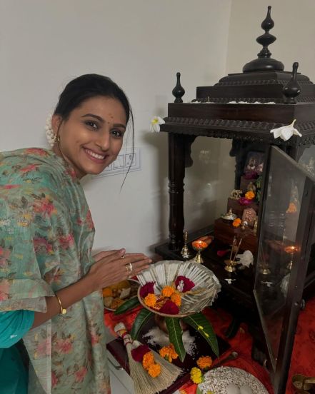 Actress Reshma Shinde shares pictures on social media on Diwali with her family Marathi 