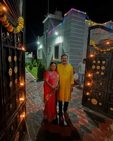 Actress Reshma Shinde shares pictures on social media on Diwali with her family Marathi 