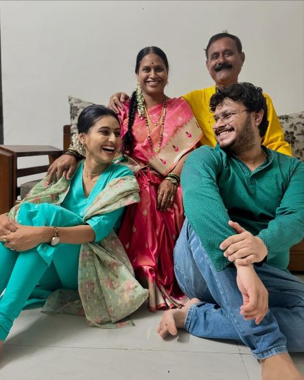 Actress Reshma Shinde shares pictures on social media on Diwali with her family Marathi 