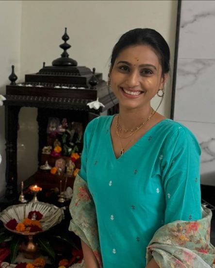 Actress Reshma Shinde shares pictures on social media on Diwali with her family Marathi 