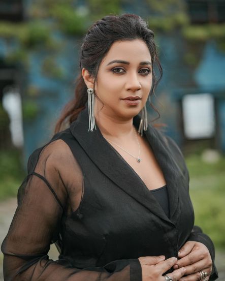 Shreya Ghoshal posts her stunning saree outfit on social media goes viral