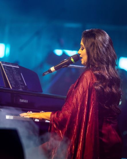 Shreya Ghoshal posts her stunning saree outfit on social media goes viral