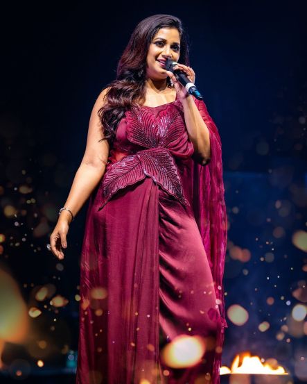 Shreya Ghoshal posts her stunning saree outfit on social media goes viral