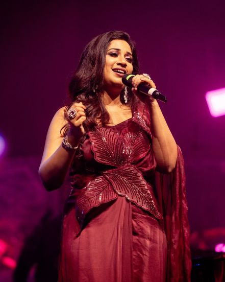 Shreya Ghoshal posts her stunning saree outfit on social media goes viral