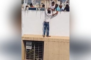 A young man attempted suicide from the employees building in the Police Commissionerate area