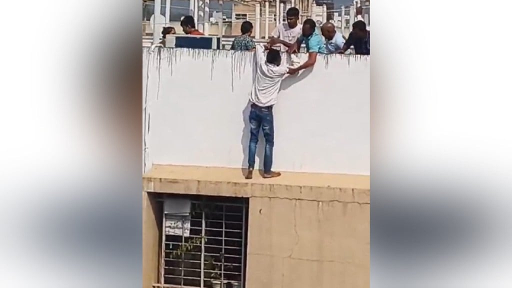 A young man attempted suicide from the employees building in the Police Commissionerate area