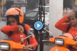 Swiggy Delivery girl viral video of delivering food from scooter emotional video on social media