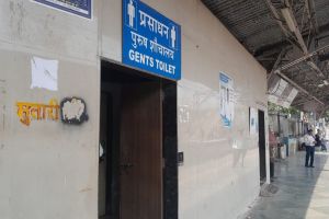 Contractor charging Rs 2 each from commuters for free toilet at Thane railway station