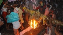 चित्तथरारक भेंडोळी उत्सवाने तुळजाभवानी मंदिर उजळले; काळभैरवनाथाने घेतले तुळजाभवानी देवीचे दर्शन