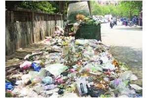 Garbage piles up in various places in the city due to the recruitment of election workers Mumbai news